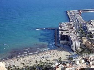 L'hotel Melià d'Alacant. L'edifici reprodueix la forma de la lletra ema