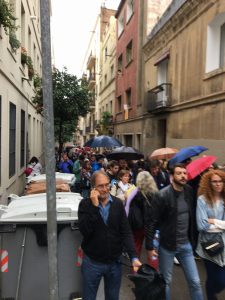 Les cues per votar a l'escola verduna de Gràcia feien prop d'un Kilòmetre de llarg