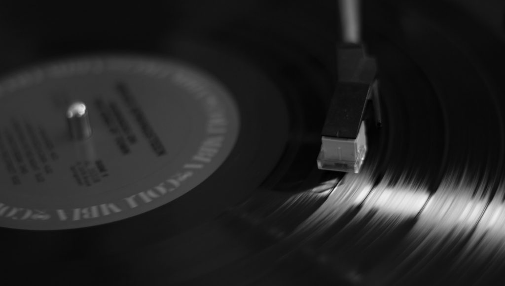 disque-vinyl-fond-noir